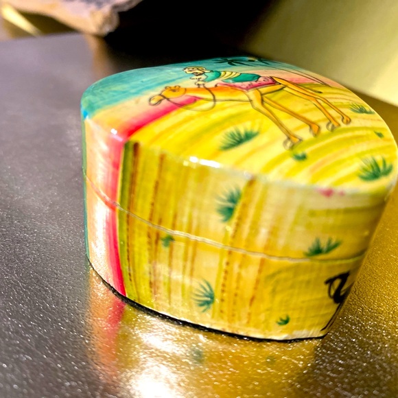 VINTAGE UNIQUE MEDITERRANEAN CAMEL & RIDER DESERT SCENE HEART SHAPED TRINKET BOX - Picture 3 of 10